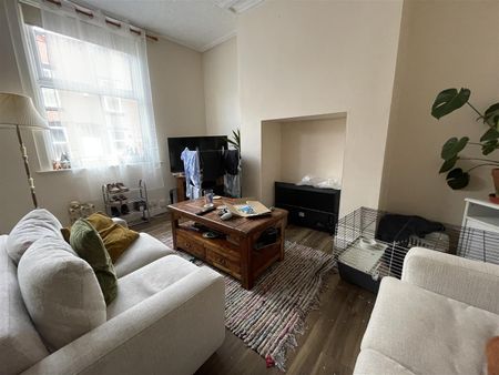 Highbury Lane, Meanwood, LS6 4HF, Leeds - Photo 2