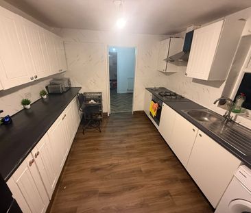 Room in a Shared House, Monega Road, E7 - Photo 4
