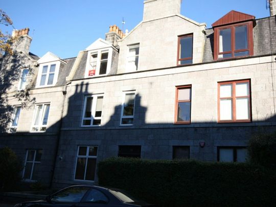 Flat to rent on - Photo 1