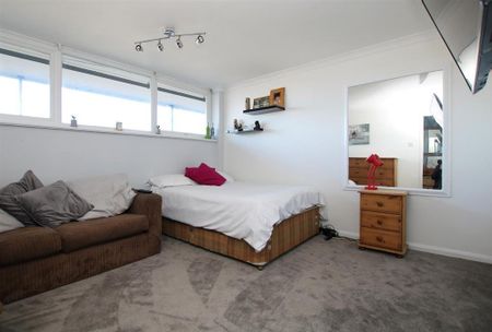 2 bedroom maisonette to rent - Photo 2