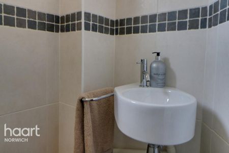 3 bedroom semi-detached house to rent - Photo 2