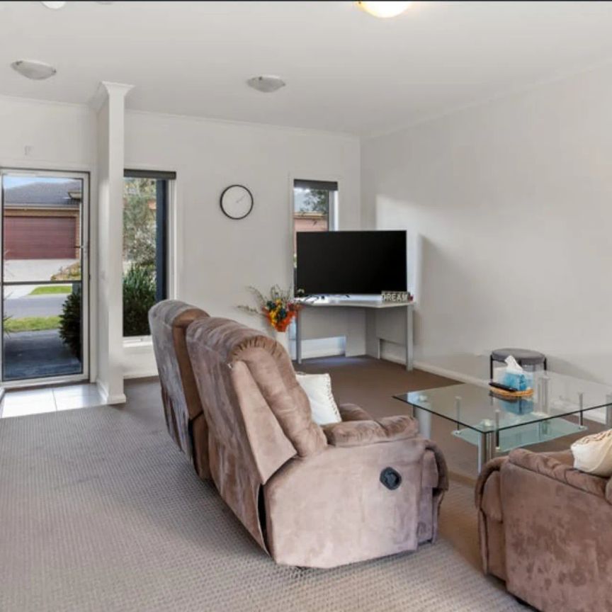 Modern Comfort in a Prime Craigieburn Location - Photo 1