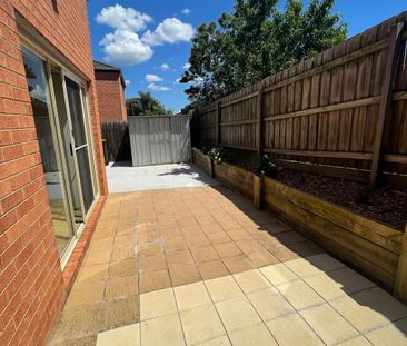 SPACIOUS 3 BEDROOM TOWNHOUSE - Photo 4