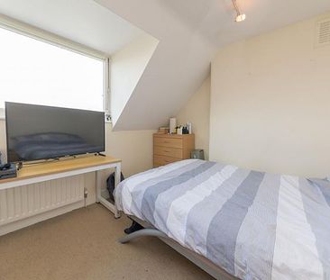 Large split level 3 bedroom in a well maintained conversion in Archway - Photo 5
