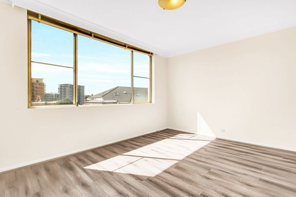 Renovated North Facing Pet Friendly Apartment - Photo 1