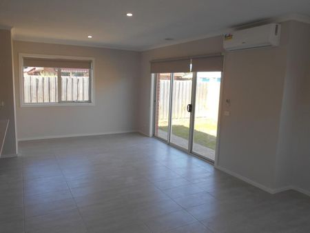 STUNNING TOWNHOUSE (Only 2 on the block!) - INCLUDING GARDENING! - Photo 2