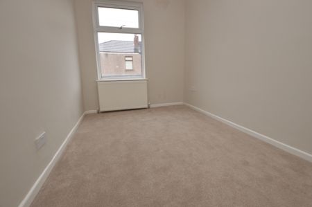 3 Bedroom Terraced House - Photo 2