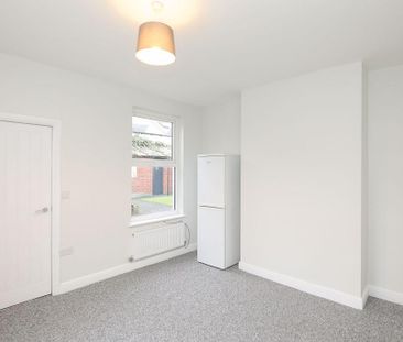 3 bedroom end of terrace house to rent - Photo 4
