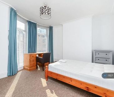 1 bedroom in a house share to rent - Photo 3