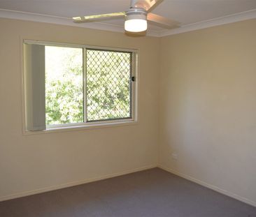 A Gated & Lovely Townhouse with Serene Location in Calamvale!! Come... - Photo 5