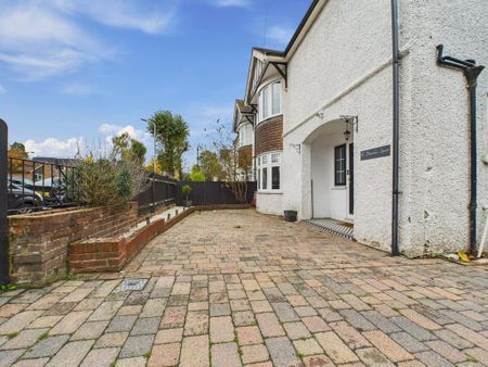 4 bedroom semi-detached house to rent - Photo 3