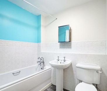 2 Bed Flat, Grove Lane, WA15 - Photo 2