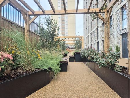 Cow Green, Halifax - Photo 2