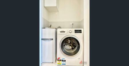 Ultra-chic urban living in the vibrant neighbourhood of Collingwood! - Photo 2