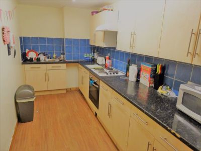 12 bedroom House in & Hollybank, Leeds - Photo 4