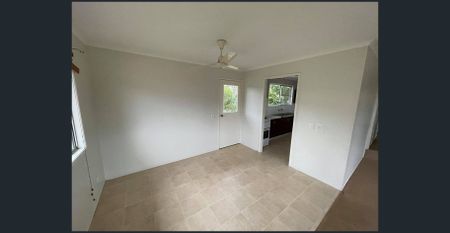 3 BEDROOM HIGHTSET IN A QUIET STREET! - Photo 2