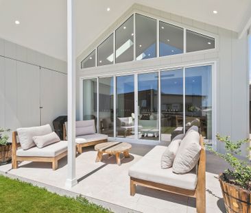 Sophisticated Designed 3 Bedroom Home - Photo 2