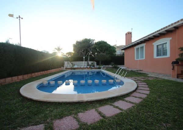Villa con la piscina privada en Cabo Roig.