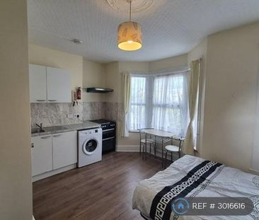 Studio to rent - Photo 1