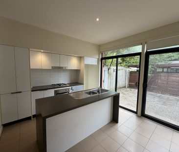 3 Bedroom Townhouse in Prime Location – Close to Monash Medical Cen... - Photo 5