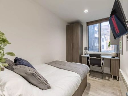 Classic 2 Bed Apartment - Photo 2