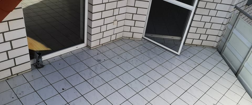 Dachgeschoss Wohnung mit großem Balkon und Tiefgarage - Foto 1