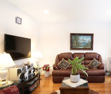 Stunning Three Bedroom Townhouse - Photo 1