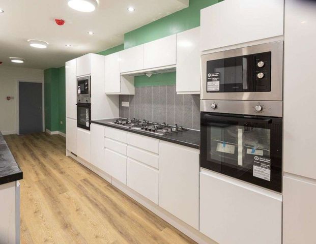 Newly Refurbished Home – Modern Comfort Meets Stylish Living! Room 6 - Photo 1