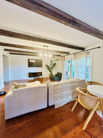 Beautifully Furnished Central Home - Photo 2