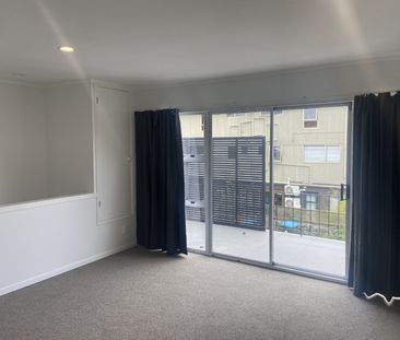 Very Tidy Great location - Photo 1