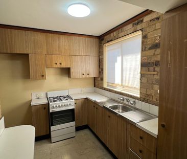 Large Light-filled Two Bedroom Townhouse - Photo 2