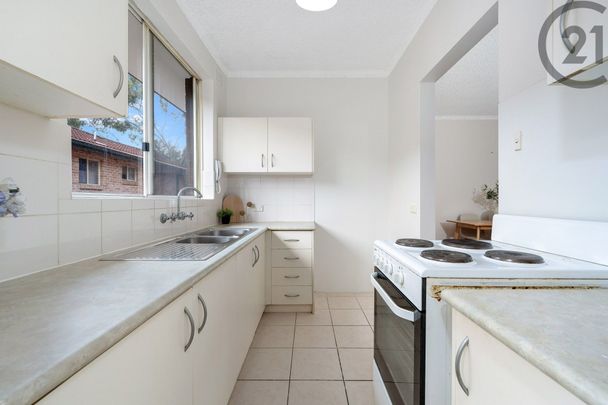 Spacious & Modern Apartment in Prime Kogarah Location - Photo 1