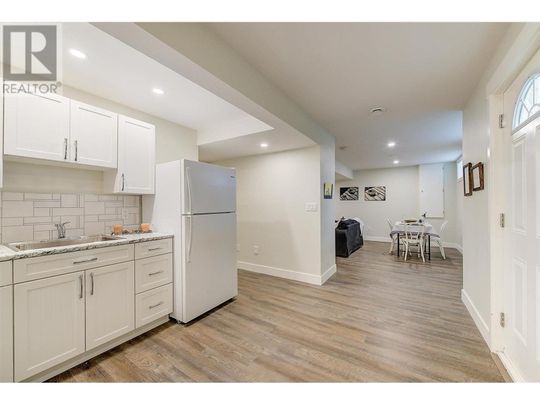 Lower suite – Picturesque Peachland! - Photo 1