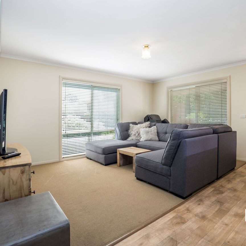 1/6 Edwards Road Kennington VIC - Photo 1