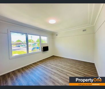 Charming Farm-Style Home in the Heart of Camden! Don't Miss out, - Photo 2