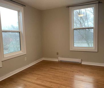 School St - 1 BR Upper Flat in Great Dartmouth Location! - Photo 2