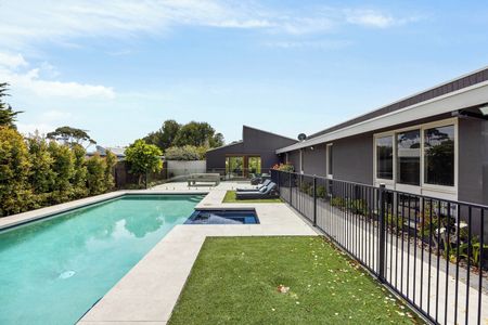 Charming Coastal Retreat – Pool, Spa & Prime Location - Photo 2