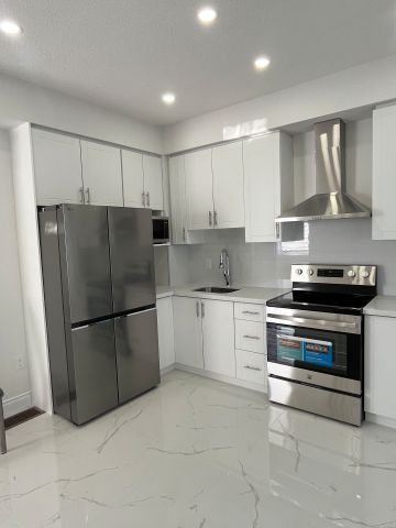 For Lease - 387 Tennant Circle, Vaughan, Ontario - Photo 3