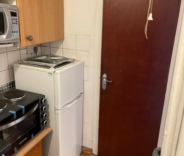Studio Flat, High Road, IG1 - Photo 1