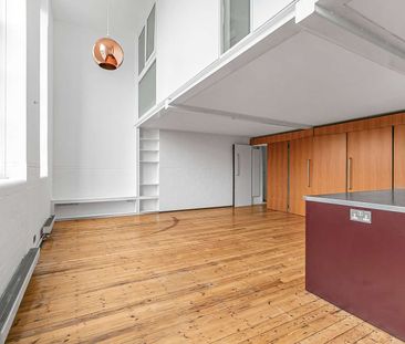 Beautiful duplex loft apartment set within an iconic school conversion. - Photo 1