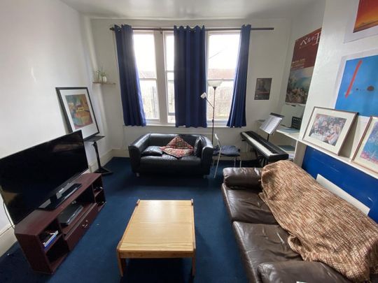 4 bedroom flat to rent - Photo 1