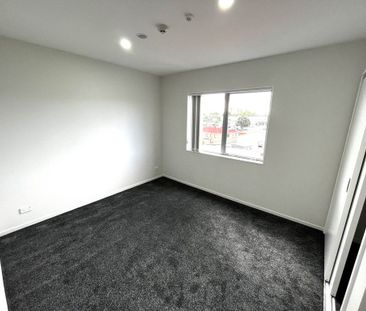 Stylish Top-Floor Apartment with Stunning Views! - Photo 1