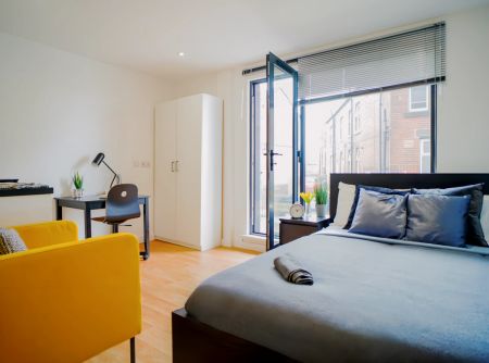 Premier Studio with Balcony - Photo 2