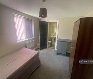 1 bedroom in a house share to rent - Photo 3