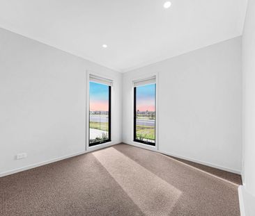 Modern 4-Bedroom Townhouse in Prime Location - Photo 3