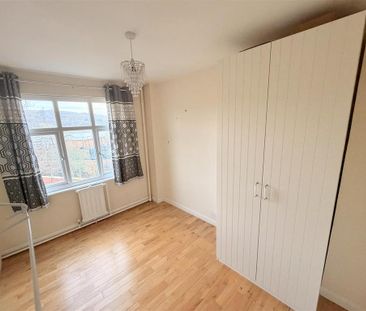 3 bedroom flat to rent - Photo 4