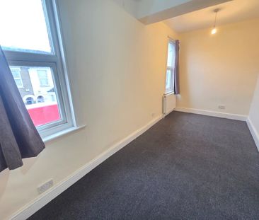 3 Bed Flat, Whitehorse Road, CR0 - Photo 2