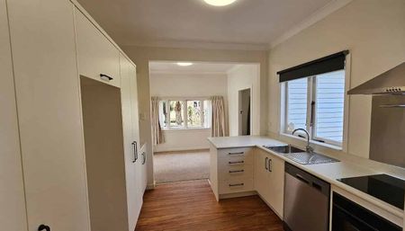 Character with all mod cons! Central location. - Photo 3