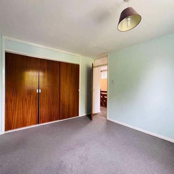 East Grinstead, RH19 - Photo 1