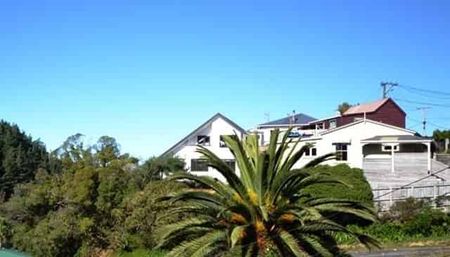 Sunny and Modern Home with a large double Garage. - Photo 2